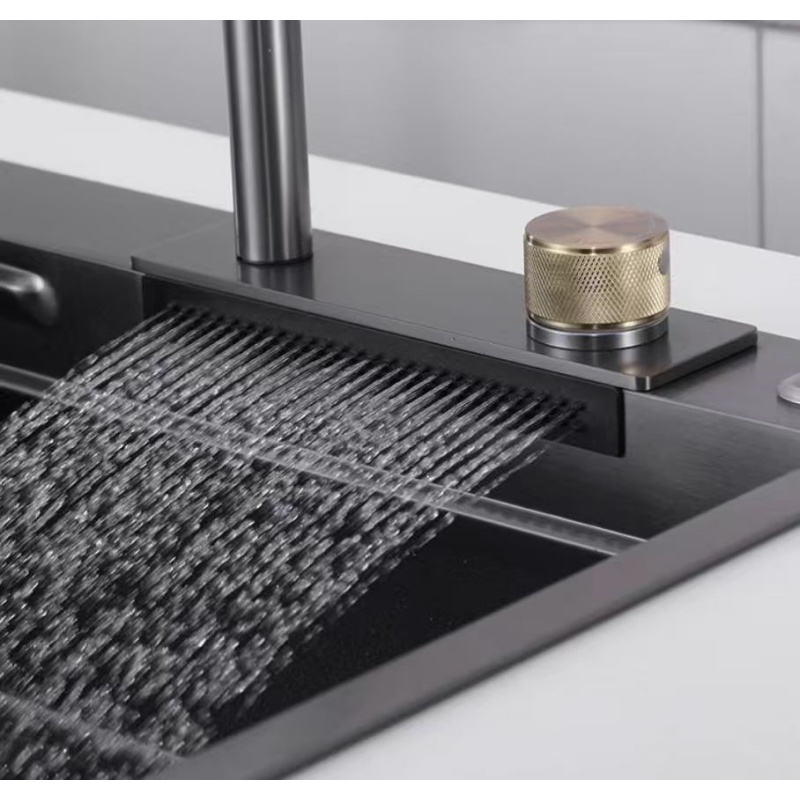 Kitchen Gadgets Luxury - Latający kran deszczowy emituje strumień wody